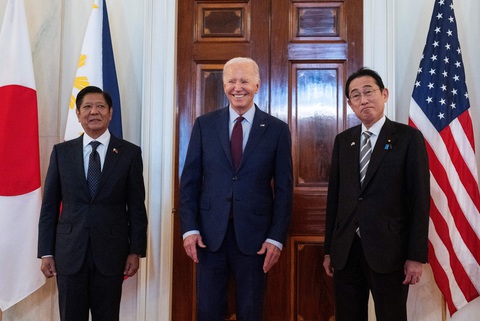 Tổng thống Mỹ Joe Biden và Tổng thống Philippines Ferdinan Marcos Jr. (trái) và Thủ tướng Nhật Bản Fumio Kishida (phải) tại Nhà Trắng, ngày 11-4 - Ảnh: AFP Tổng thống Mỹ Joe Biden (giữa) cùng Tổng thống Philippines Ferdinan Marcos Jr. (trái) và Thủ tướng Nhật Bản Kishida Fumio tại Nhà Trắng, ngày 11-4 - Ảnh: AFP