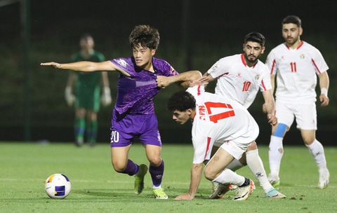 Tiền đạo Quốc Việt (trái) trong trận giao hữu với U23 Jordan Ảnh: VFF Tiền đạo Quốc Việt (trái) trong trận giao hữu với U23 Jordan - Ảnh: VFF