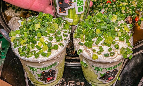 Trà sữa hành lá, trà sữa cá kho: Trào lưu kỳ dị của 'ẩm thực đen tối'- Ảnh 1. Món trà sữa hành lá độc lạ có xuất xứ từ Trung Quốc và đang là thức uống mới nổi ở Việt Nam - Ảnh: Weibo
