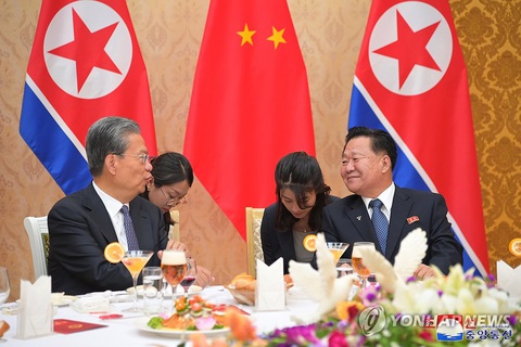 Người quyền lực thứ ba Trung Quốc tới Triều Tiên, sắp gặp ông Kim Jong Un- Ảnh 2. Hai người đứng đầu cơ quan lập pháp Trung Quốc và Triều Tiên trao đổi tại tiệc chiêu đãi ngày 11-4 - Ảnh: KCNA/Yonhap