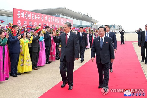 Người quyền lực thứ ba Trung Quốc tới Triều Tiên, sắp gặp ông Kim Jong Un- Ảnh 1. Chủ tịch Quốc hội Triều Tiên Choe Ryong Hae (phải) ra đón ông Triệu Lạc Tế ngày 11-4 - Ảnh: KCNA/Yonhap