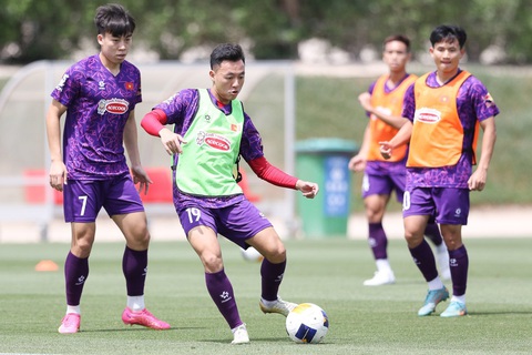 U23 Việt Nam luyện thể lực bằng dây chun dưới trời nắng gắt- Ảnh 7. Cuối buổi tập, U23 Việt Nam chia đội hình tập phối hợp nhóm - Ảnh: VFF