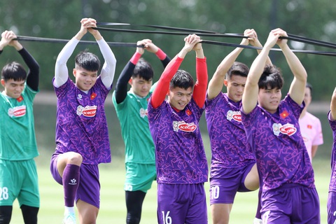 Các cầu thủ U23 Việt Nam hứng khởi khi rèn thể lực dưới trời nắng gắt tại Qatar - Ảnh: VFF Các cầu thủ U23 Việt Nam hứng khởi khi rèn thể lực dưới trời nắng gắt tại Qatar - Ảnh: VFF