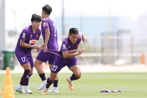 U23 Việt Nam luyện thể lực bằng dây chun dưới trời nắng gắt- Ảnh 6. Hậu vệ Hà Văn Phương (17) và tiền đạo Nguyễn Minh Quang (22) trong bài tập tăng khả năng bứt tốc - Ảnh: VFF