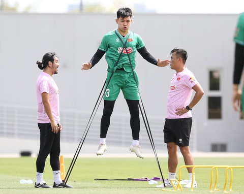 U23 Việt Nam luyện thể lực bằng dây chun dưới trời nắng gắt- Ảnh 4. Thủ môn Nguyễn Văn Việt thực hiện bài tập tăng cường sức bật - Ảnh: VFF