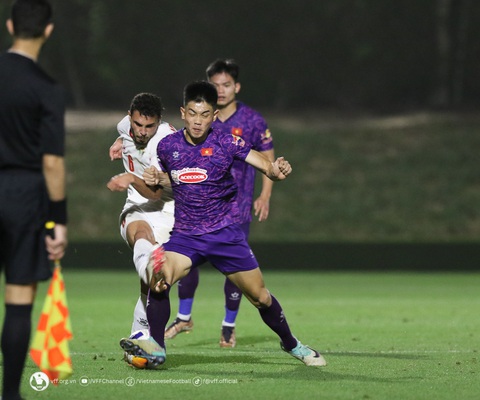 Đội U23 Việt Nam trẻ nhất, chiều cao khiêm tốn nhất giải U23 châu Á 2024- Ảnh 1. U23 Việt Nam (áo tím) trong trận giao hữu với U23 Jordan trước thềm Giải U23 châu Á - Ảnh: VFF