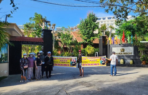 'Đại gia' Phú Quốc bể hụi trăm tỉ, công an vào cuộc- Ảnh 1. Năm 2023, nhiều hụi viên kéo lại khách sạn yêu cầu vợ chồng bà P. trả tiền nhưng đến nay vẫn chưa trả nên bà con đâm đơn tố cáo - Ảnh: D.N.