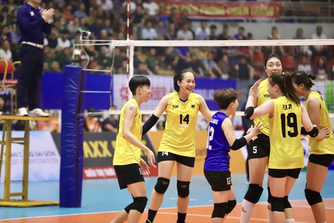 Hạ HCĐG Lào Cai, VTV Bình Điền Long An vào chung kết Cúp Hùng Vương- Ảnh 2. VTV Bình Điền Long An ăn mừng màn ngược dòng trước đối thủ - Ảnh: THU THẢO