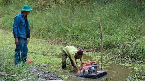 Làm nhà chòi, ăn bờ, ngủ bụi trực cháy rừng ở Cà Mau- Ảnh 5. Tiếp tục vận hành máy bơm nước chữa cháy khi xuất hiện các đám cháy mới - Ảnh: CHÍ CÔNG