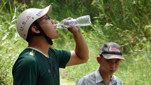 Làm nhà chòi, ăn bờ, ngủ bụi trực cháy rừng ở Cà Mau- Ảnh 7. Nước uống và thức ăn được các tổ chức đoàn thể tiếp tế tận nơi - Ảnh: CHÍ CÔNG