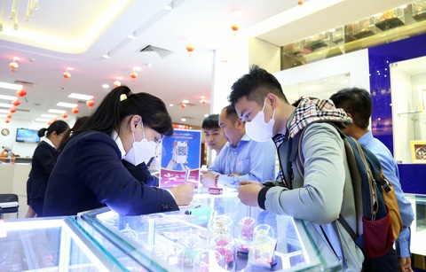 Người dân thanh toán tiền khi mua vàng tại TP.HCM - Ảnh: PH.QUYÊN Người dân thanh toán tiền khi mua vàng tại TP.HCM - Ảnh: PH.QUYÊN