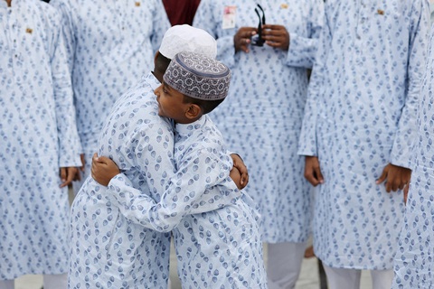 Hai đứa trẻ trao nhau cái ôm khi ăn mừng ngày lễ Eid al-Fitr, dịp lễ đánh dấu sự kết thúc của tháng Ramadan linh thiêng của người Hồi giáo, tại thủ đô Dhaka của Bangladesh ngày 11-4. Ảnh: Reuters Hai đứa trẻ trao nhau cái ôm khi ăn mừng ngày lễ Eid al-Fitr, dịp lễ đánh dấu sự kết thúc của tháng Ramadan linh thiêng của người Hồi giáo, tại thủ đô Dhaka của Bangladesh ngày 11-4. Ảnh: Reuters