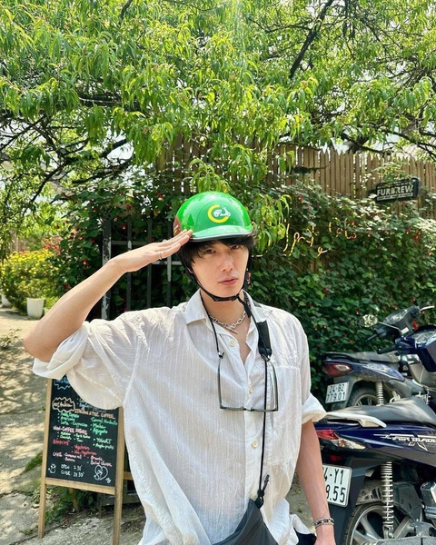 Jung Il Woo gọi 10 ngày phượt Việt Nam là 'một trong những chuyến đi hạnh phúc nhất'- Ảnh 4. Sang Việt Nam chơi không quên chào cờ như người Việt Nam - Ảnh: Instagram Jung Il Woo