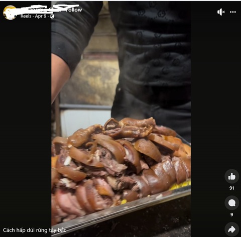 Một nhà hàng livestream Một nhà hàng livestream cách hấp dúi rừng Tây Bắc - Ảnh cắt từ livestream