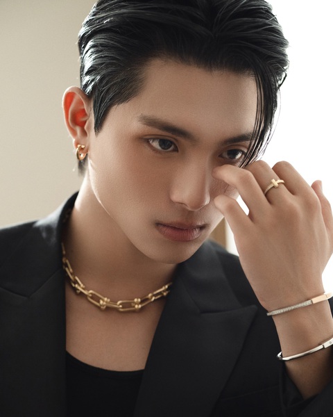Là nam nghệ sĩ Việt Nam duy nhất được Tiffany & Co. mời đến tham dự sự kiện khai trương triển lãm “Tiffany Wonder”, GREY D chọn trang phục đen lịch lãm, kết hợp tinh tế cùng loạt phụ kiện Tiffany & Co. Là nam nghệ sĩ Việt Nam duy nhất được Tiffany & Co. mời đến tham dự sự kiện khai trương triển lãm “Tiffany Wonder”, GREY D chọn trang phục đen lịch lãm, kết hợp tinh tế cùng loạt phụ kiện Tiffany & Co.