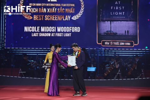 Bế mạc HIFF 2024: Philippines đoạt giải Ngôi sao vàng, Song Lang là phim TP.HCM hay nhất- Ảnh 8. Nghệ sĩ Hồng Ánh trao giải kịch bản xuất sắc cho đạo diễn Nicole Midosi Woodford của phim LAST SHADOW AT FIRST LIGHT - Ảnh: HIFF