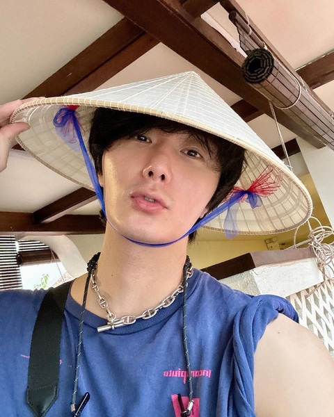 Jung Il Woo đội nón lá Việt Nam trên đường Jung Il Woo đội nón lá Việt Nam trên đường