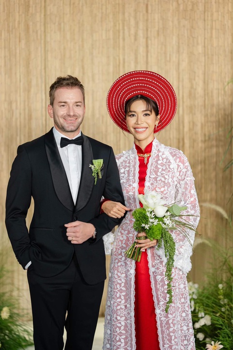 Hình tượng trầu têm cánh phượng trong BST tạo nét lá trầu theo cánh phượng uyển chuyển bên ngoài bao bọc bên trong là quả cau thể hiện ý nghĩa về sự hòa hợp và tình cảm sắt son của đôi lứa. Hình tượng trầu têm cánh phượng trong BST tạo nét lá trầu theo cánh phượng uyển chuyển bên ngoài bao bọc bên trong là quả cau thể hiện ý nghĩa về sự hòa hợp và tình cảm sắt son của đôi lứa.