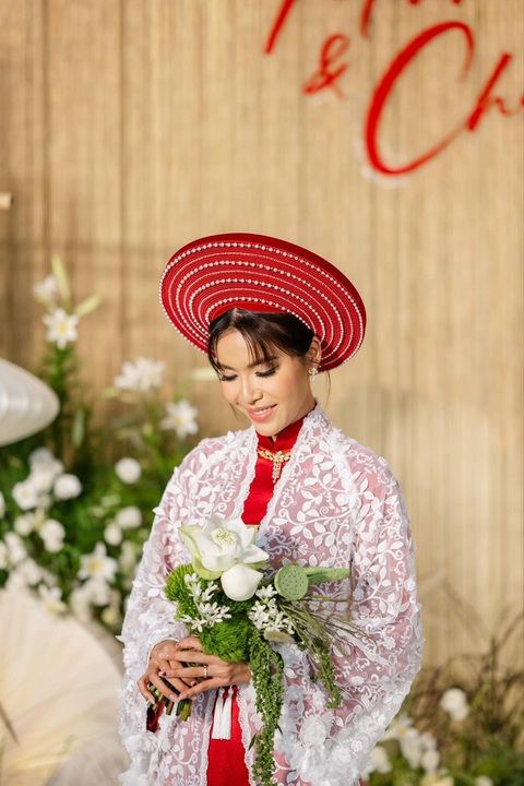 Minh Tú diện lại mẫu áo dài cưới của mẹ gây xúc động- Ảnh 2. Để tổng thể thêm phần chỉn chu, Minh Tú lựa chọn trang sức cưới Trầu Cau PNJ với hình tượng chủ đạo là hình ảnh trầu têm cánh phượng - nét đặc trưng của văn hóa trầu cau Việt Nam.