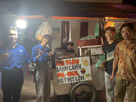 Sinh viên vẽ bảng hiệu miễn phí cho người buôn bán khó khăn- Ảnh 2. Lần đầu tiên sau 27 năm buôn bán, xe hủ tiếu của chú Quý có bảng hiệu đàng hoàng