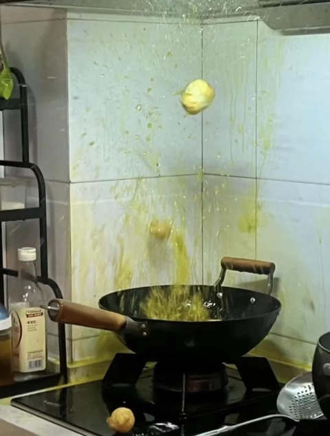 Ảnh vui 13-4: Chú mèo chịu cực vì miếng pate cuối ngày- Ảnh 5. Mai này em sẽ nấu cơm.