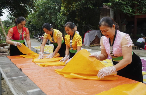 Bánh khẩu xén sau khi dát mỏng được mang đi phơi khô vừa phải rồi cắt. (Ảnh: Xuân Tư/TTXVN) Bánh khẩu xén sau khi dát mỏng được mang đi phơi khô vừa phải rồi cắt - Ảnh: XUÂN TƯ/TTXVN