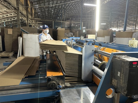 Nghỉ lễ 5 ngày, doanh nghiệp sản xuất xoay xở đủ hàng giao cho đối tác- Ảnh 1. Nghỉ 5 ngày dịp lễ 30-4, nhiều doanh nghiệp xuất khẩu bố trí lại công việc, tăng sản xuất bao bì kịp đóng gói cho đơn hàng đã ký - Ảnh: THẢO THƯƠNG