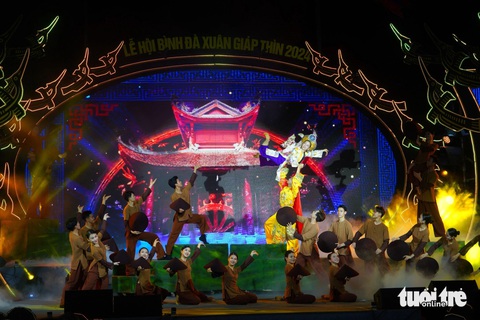 Màn trình diễn nghệ thuật ấn tượng trong đêm khai hội Bình Đà năm 2024 - Ảnh: HẰNG NGA Màn trình diễn nghệ thuật ấn tượng trong đêm khai hội Bình Đà năm 2024 - Ảnh: HẰNG NGA