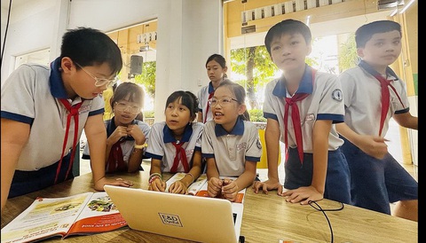 Chuyển đổi số trong dạy học: Gian nan vì phụ huynh chưa 'thông'- Ảnh 2. Học sinh Trường tiểu học Trần Hưng Đạo, Q.1, TP.HCM trong tiết học chuyển đổi số - Ảnh: MỸ DUNG
