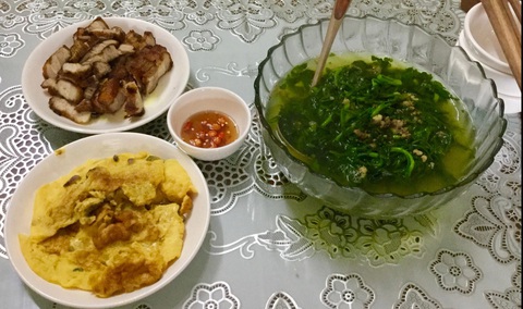Chữa lành bằng một bữa cơm mẹ nấu- Ảnh 3. Bữa cơm gia đình luôn ấm áp - Ảnh minh họa