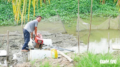 Dân vùng đệm U Minh Thượng mót nước ngọt bơm vào vuông nuôi tôm càng xanh- Ảnh 3. Ông Dương tranh thủ mót nước ngọt bơm vào 20 công đất của gia đình nuôi tôm càng xanh - Ảnh: CHÍ CÔNG