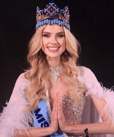 Người đẹp Krystyna Pyszková đến từ Cộng hòa Czech giành vương miện Miss World lần thứ 71 với áo choàng màu hồng - Ảnh: Missosology Người đẹp Krystyna Pyszková đến từ Cộng hòa Czech giành vương miện Miss World lần thứ 71 với áo choàng màu hồng - Ảnh: Missosology