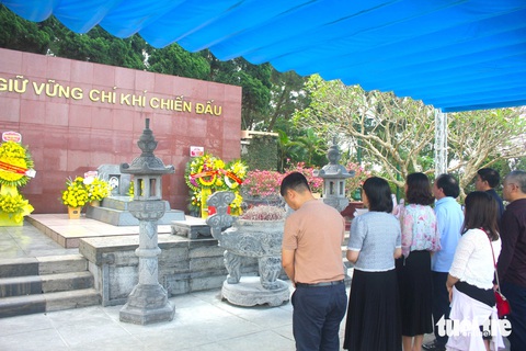 Những kỷ vật tái hiện cuộc đời của cố Tổng bí thư Trần Phú- Ảnh 2. Dịp này, mỗi ngày có hàng ngàn lượt khách đến khu lăng mộ của cố Tổng bí thư Trần Phú đặt hoa, dâng hương tỏ lòng thành kính, biết ơn vô hạn đối với công lao, đóng góp to lớn của ông cho sự nghiệp cách mạng vẻ vang của Đảng - Ảnh: LÊ MINH