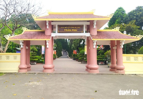 Những kỷ vật tái hiện cuộc đời của cố Tổng bí thư Trần Phú- Ảnh 3. Khu mộ cố Tổng bí thư Trần Phú đặt trên đồi Quần Hội, hướng nhìn ra bến Tam Soa (xã Tùng Ảnh, huyện Đức Thọ) được xây dựng cách đây 20 năm nằm yên bình giữa những hàng thông xanh ngắt - Ảnh: LÊ MINH