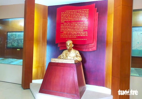 Những kỷ vật tái hiện cuộc đời của cố Tổng bí thư Trần Phú- Ảnh 4. Cách đó chừng một cây số, khu lưu niệm cố Tổng bí thư nằm trên diện tích hơn 4.000m2, các hiện vật nơi đây được lưu giữ hết sức cẩn thận, để người dân, du khách đến tham quan, học tập. Trong ảnh: bức tượng bán thân của cố Tổng bí thư Trần Phú được đặt trang trọng giữa nhà tại khu lưu niệm - Ảnh: LÊ MINH
