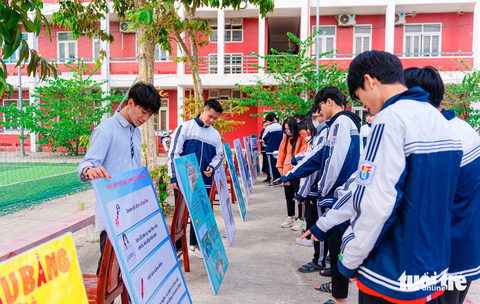 Vì sao 48 năm TP Vinh không mở thêm trường THPT công lập?- Ảnh 1. Một buổi sinh hoạt ngoài giờ của học sinh Trường THPT Huỳnh Thúc Kháng, TP Vinh - Ảnh: DOÃN HÒA