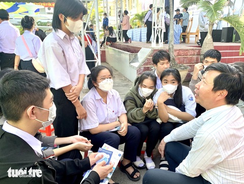 Trường đại học Y Dược TP.HCM xét tuyển kết quả kỳ thi SAT vào 2 ngành đào tạo bác sĩ- Ảnh 1. PGS.TS Nguyễn Ngọc Khôi - trưởng phòng đào tạo Trường đại học Y Dược TP.HCM, chia sẻ với học sinh về phương thức xét tuyển của trường năm 2024, trong đó có phương thức mới xét tuyển kết quả kỳ thi SAT - Ảnh: TRẦN HUỲNH