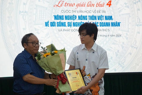 Con trai nhà văn Lê Hoài Lương nhận giải nhất thay cho bố từ nhà thơ Trần Đăng Khoa - phó chủ tịch Hội Nhà văn Việt Nam - Ảnh: T.ĐIỂU Con trai nhà văn Lê Hoài Lương nhận giải nhất thay cho bố từ nhà thơ Trần Đăng Khoa - phó chủ tịch Hội Nhà văn Việt Nam - Ảnh: T.ĐIỂU