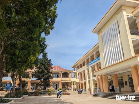 Tuyển sinh lớp 10: Gia Lai chỉ xét tuyển, đỡ tốn kém- Ảnh 1. Học sinh một trường học tại TP Pleiku, tỉnh Gia Lai, trong giờ giải lao - Ảnh: TẤN LỰC