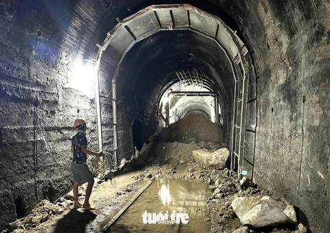 Vị trí sạt lở hầm Bãi Gió khiến tuyến đường sắt Bắc - Nam tê liệt - Ảnh: NGUYỄN HOÀNG Vị trí sạt lở hầm Bãi Gió khiến tuyến đường sắt Bắc - Nam tê liệt - Ảnh: NGUYỄN HOÀNG