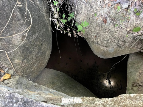 Một hố sâu rất lớn trên đỉnh hầm được công nhân phát hiện - Ảnh: NGUYỄN HOÀNG Một hố sâu rất lớn trên đỉnh hầm được công nhân phát hiện - Ảnh: NGUYỄN HOÀNG