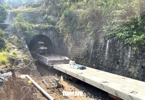 Đường dẫn vào bên trong khu vực sạt lở hầm Bãi Gió - Ảnh: NGUYỄN HOÀNG Đường dẫn vào bên trong khu vực sạt lở hầm Bãi Gió - Ảnh: NGUYỄN HOÀNG