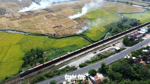 Một đoàn tàu với hơn 20 toa hàng phải nằm 'phơi nắng' dưới chân Đèo Cả do sự cố sạt lở hầm Bãi Gió - Ảnh: NGUYỄN HOÀNG Một đoàn tàu với hơn 20 toa hàng phải nằm tại ga Hảo Sơn dưới chân đèo Cả (thị xã Đông Hòa, Phú Yên), do sự cố sạt lở hầm Bãi Gió - Ảnh: NGUYỄN HOÀNG