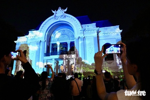 Trình chiếu 3D mapping bên ngoài Nhà hát TP.HCM trong đêm bế mạc 13-4 - Ảnh: T.TD. Trình chiếu 3D mapping bên ngoài Nhà hát TP.HCM trong đêm bế mạc 13-4 - Ảnh: T.TD.