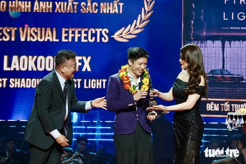 Giải Kỹ xảo hình ảnh xuất sắc nhất thuộc về bộ phim Last shadow at first light (Đêm tối trước bình minh, Singapore), giải do nhà sản xuất Trương Ngọc Ánh trao - Ảnh: T.T.D. Giải Kỹ xảo hình ảnh xuất sắc nhất thuộc về bộ phim Last shadow at first light (Đêm tối trước bình minh, Singapore), giải do nhà sản xuất Trương Ngọc Ánh trao - Ảnh: T.T.D.