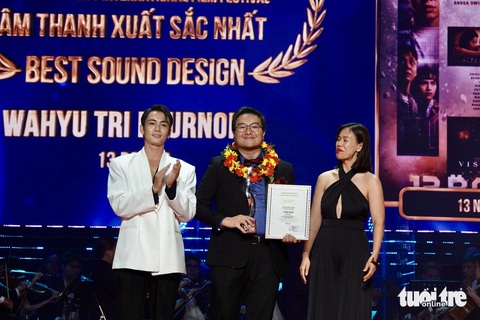 Giải Âm thanh xuất sắc nhất cho phim 13 ngòi nổ của Indonesia được diễn viên Lãnh Thanh trao, nhà phê bình Nguyên Lê nhận giúp - Ảnh: T.T.D. Giải Âm thanh xuất sắc nhất cho phim 13 ngòi nổ của Indonesia được diễn viên Lãnh Thanh trao, nhà phê bình Nguyên Lê nhận giúp - Ảnh: T.T.D.