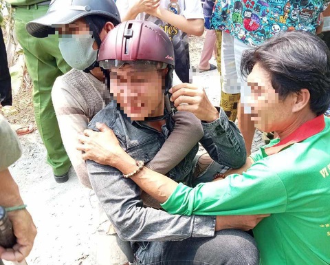 Tạm giữ thanh niên sát hại chị dâu do mâu thuẫn tình cảm- Ảnh 1. Chồng chị H. đau buồn trước tin vợ bị em trai sát hại - Ảnh: AN LONG
