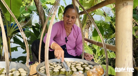 Dân miền Tây mần bánh quê ăn khi rảnh việc, nay thì kiêu hãnh bánh dân gian- Ảnh 2. Bánh ít trần thương hiệu Cô Ba - Ảnh: ĐẶNG TUYẾT