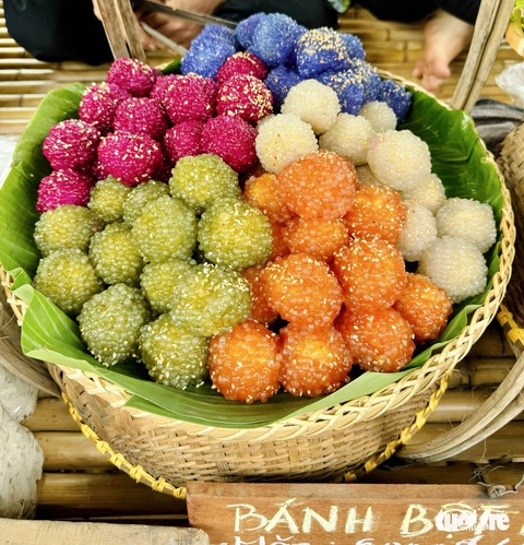 Dân miền Tây mần bánh quê ăn khi rảnh việc, nay thì kiêu hãnh bánh dân gian- Ảnh 3. Bánh bột báng ngũ sắc nhân đậu xanh - Ảnh: ĐẶNG TUYẾT