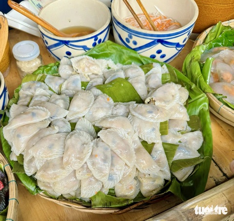 Dân miền Tây mần bánh quê ăn khi rảnh việc, nay thì kiêu hãnh bánh dân gian- Ảnh 4. Bánh bột lọc nhân tôm thịt - Ảnh: ĐẶNG TUYẾT